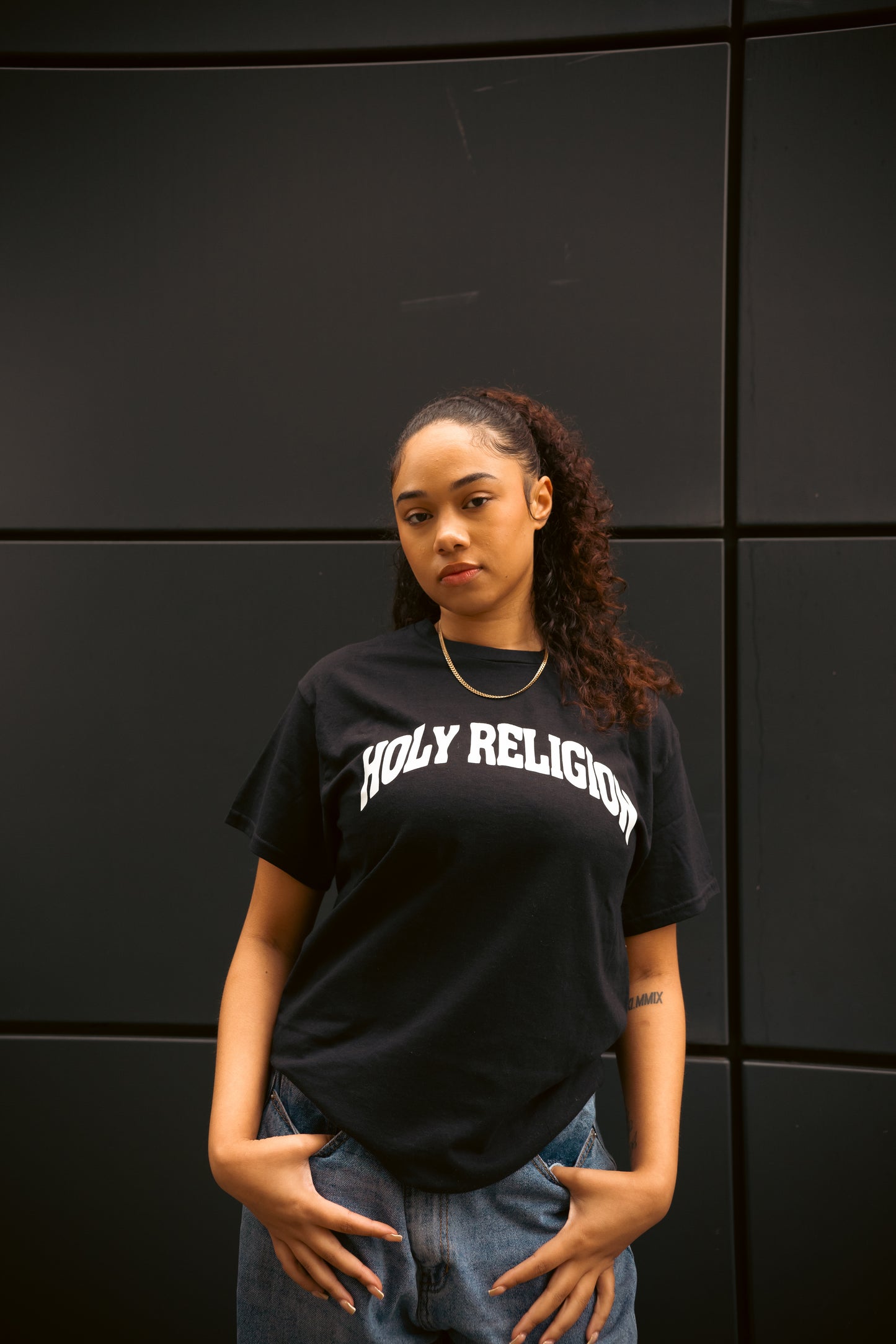 PRAYER DEFEATS PANIC TEE | BLACK / WHITE