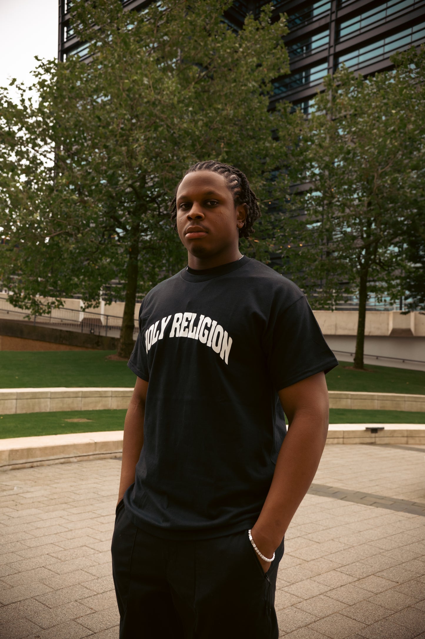 PRAYER DEFEATS PANIC TEE | BLACK / WHITE